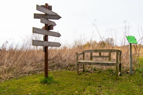 Wegweiser Lehrpfad und Kräutergarten