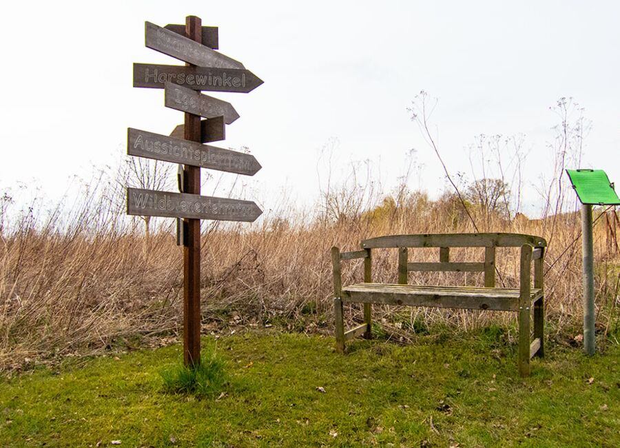 Wegweiser Lehrpfad und Kräutergarten