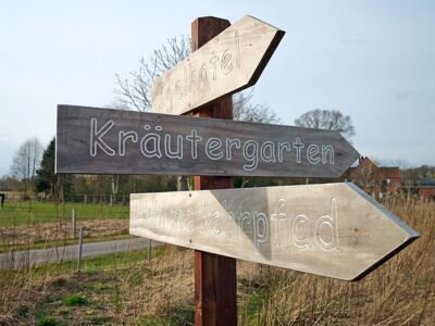 Wegweiser Kräutergarten